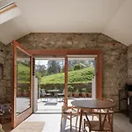 June Blake's Garden בלסינגטון